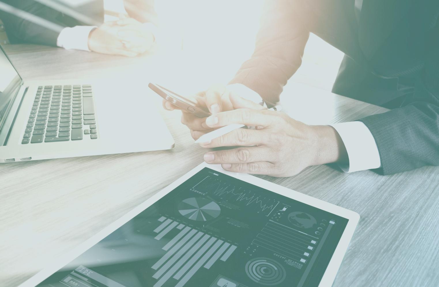 Espacio de trabajo profesional durante sesión de estrategia de contenido SEO